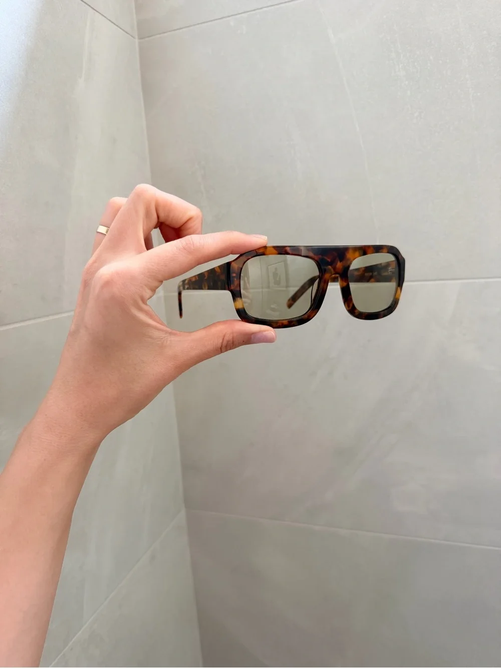 VEHLA Kaia Tort Sage Tortoise Sunglasses VS490 + Case